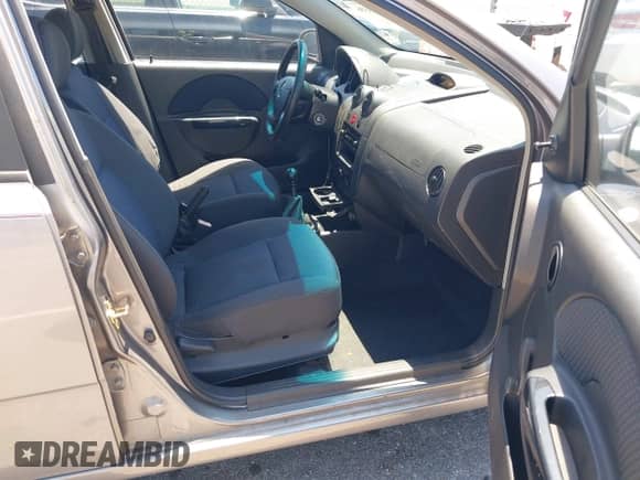 2006 Chevrolet Aveo LS z VIN KL1TD56626B552257, wystawiony jako IAAI lot #42883336 z przebiegiem 123 883 mil mil oraz . Historia ofert i sprzedaży dostępna na DreamBid. Obrazek 5.