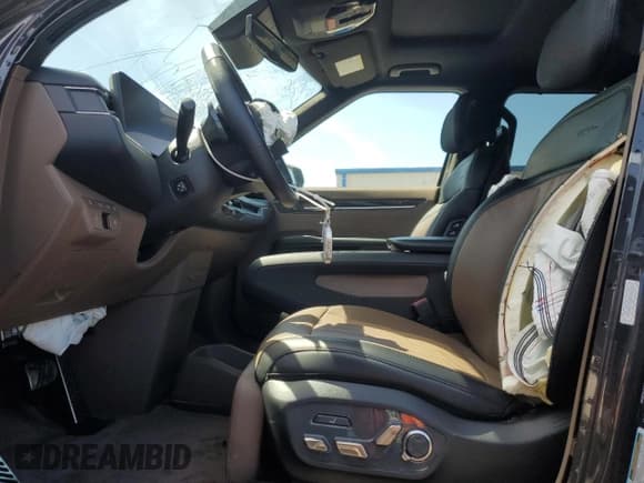 ✅ 2024 Kia EV9 GT-Line • VIN: KNDAEFS56R6022614 • Lot: 68198155. Wystawiony na Copart z przebiegiem 15 749 mil. Bezpłatny archiwum sprzedaży aukcyjnych z USA i szczegółowy raport historii pojazdu na DreamBid. Zdjęcie 7.