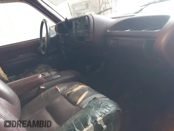 ✅ 1996 Chevrolet Silverado 2500 • VIN: 1GCGK29R8TE261258 • Lot: 42583551. Wystawiony na IAAI z przebiegiem 213 219 mil. Bezpłatny archiwum sprzedaży aukcyjnych z USA i szczegółowy raport historii pojazdu na DreamBid. Zdjęcie 5.