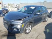 ✅ 2020 Hyundai Kona SE • VIN: KM8K12AA6LU540132 • Lot: 43400901. Wystawiony na IAAI z przebiegiem 67 856 mil. Bezpłatny archiwum sprzedaży aukcyjnych z USA i szczegółowy raport historii pojazdu na DreamBid. Zdjęcie 2.