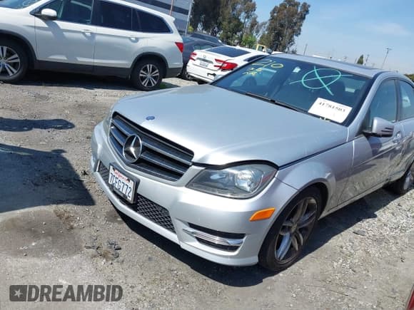 ✅ 2014 Mercedes-Benz C 250 Sport • VIN: WDDGF4HB4ER305973 • Lot: 41781503. Wystawiony na IAAI z przebiegiem 98 542 mil. Bezpłatny archiwum sprzedaży aukcyjnych z USA i szczegółowy raport historii pojazdu na DreamBid. Zdjęcie 2.