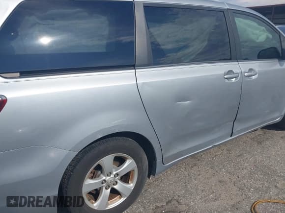 ✅ 2016 Toyota Sienna LE AAS • VIN: 5TDKK3DC4GS746001 • Lot: 43076702. Listed on IAAI with 97,690 mi. Free auction sales archive from the USA and detailed vehicle history report at DreamBid. Image 6.