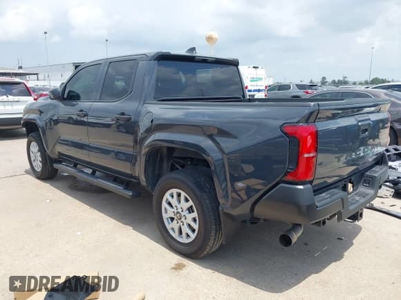 ✅ 2024 Toyota Tacoma SR • VIN: 3TYKD5HN7RT000845 • Lot: 42097772. Wystawiony na IAAI z przebiegiem 9 881 mil. Bezpłatny archiwum sprzedaży aukcyjnych z USA i szczegółowy raport historii pojazdu na DreamBid. Zdjęcie 3.