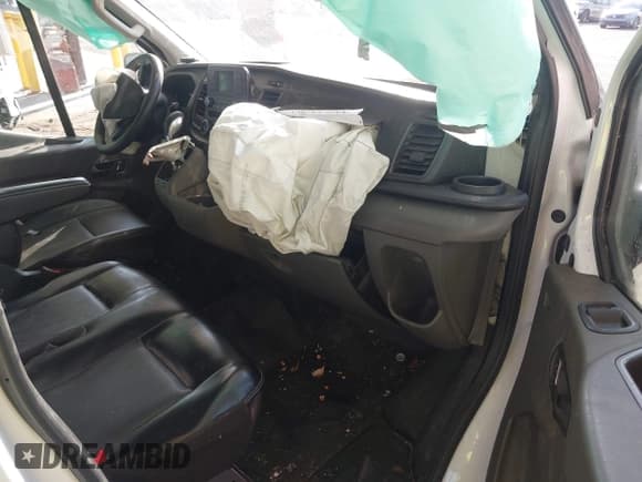 ✅ 2023 Ford Transit Cargo • VIN: 1FTBR3U89PKA33304 • Lot: 43395490. Wystawiony na IAAI z przebiegiem 89 723 mil. Bezpłatny archiwum sprzedaży aukcyjnych z USA i szczegółowy raport historii pojazdu na DreamBid. Zdjęcie 5.