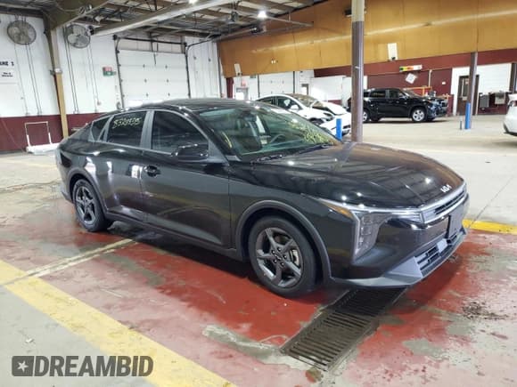 ✅ 2025 Kia K4 LXS • VIN: 3KPFT4DE0SE134001 • Lot: 85283575. Wystawiony na Copart z przebiegiem 2 550 mil. Bezpłatny archiwum sprzedaży aukcyjnych z USA i szczegółowy raport historii pojazdu na DreamBid. Zdjęcie 4.