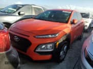 ✅ 2019 Hyundai Kona SE • VIN: KM8K12AA8KU388420 • Лот: 76146504. Опубликован ранее на Copart с пробегом 41 985 миль. Бесплатный доступ к архиву аукционных продаж из США и подробный отчёт об истории автомобиля на DreamBid. Изображение 1.