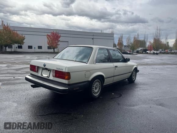 ✅ 1987 BMW 3 Series 325 • VIN: WBAAB5405H9694100 • Лот: 91932825. Опубликован ранее на Copart с пробегом 124 751 миль. Бесплатный доступ к архиву аукционных продаж из США и подробный отчёт об истории автомобиля на DreamBid. Изображение 4.