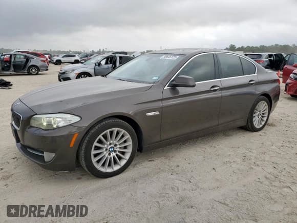 ✅ 2013 BMW 5 Series 535i xDrive • VIN: WBAFU7C54DDU71157 • Lot: 93645125. Wystawiony na Copart z przebiegiem 198 341 mil. Bezpłatny archiwum sprzedaży aukcyjnych z USA i szczegółowy raport historii pojazdu na DreamBid. Zdjęcie 1.