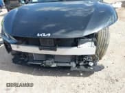 ✅ 2023 Kia EV6 Wind • VIN: KNDC34LAXP5106050 • Lot: 42770842. Wystawiony na IAAI z przebiegiem 17 572 mil. Bezpłatny archiwum sprzedaży aukcyjnych z USA i szczegółowy raport historii pojazdu na DreamBid. Zdjęcie 6.