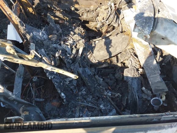 ✅ 2013 Mercedes-Benz E 350 • VIN: WDDKK5KF6DF191143 • Lot: 43736285. Wystawiony na IAAI z przebiegiem Nie podano. Bezpłatny archiwum sprzedaży aukcyjnych z USA i szczegółowy raport historii pojazdu na DreamBid. Zdjęcie 5.