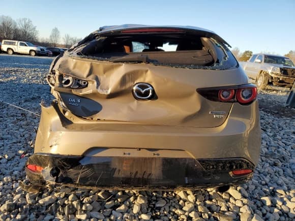 ✅ 2024 Mazda 3 Carbon Edition • VIN: JM1BPBYY4R1704400 • Lot: 88689475. Wystawiony na Copart z przebiegiem Nie podano. Bezpłatny archiwum sprzedaży aukcyjnych z USA i szczegółowy raport historii pojazdu na DreamBid. Zdjęcie 6.