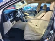 ✅ 2015 Toyota Highlander XLE • VIN: 5TDJKRFH4FS089500 • Lot: 92736185. Wystawiony na Copart z przebiegiem 200 098 mil. Bezpłatny archiwum sprzedaży aukcyjnych z USA i szczegółowy raport historii pojazdu na DreamBid. Zdjęcie 7.