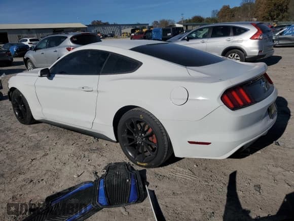 ✅ 2015 Ford Mustang V6 • VIN: 1FA6P8AM5F5394490 • Lot: 92239705. Wystawiony na Copart z przebiegiem 122 109 mil. Bezpłatny archiwum sprzedaży aukcyjnych z USA i szczegółowy raport historii pojazdu na DreamBid. Zdjęcie 2.