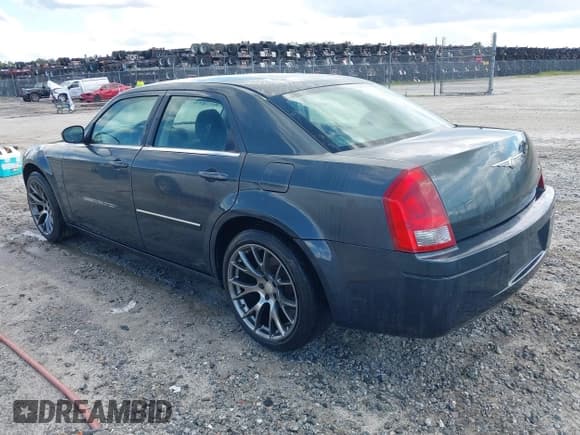 ✅ 2007 Chrysler 300 • VIN: 2C3KA43R97H639172 • Lot: 42867622. Listed on IAAI with 165,255 mi. Free auction sales archive from the USA and detailed vehicle history report at DreamBid. Image 3.