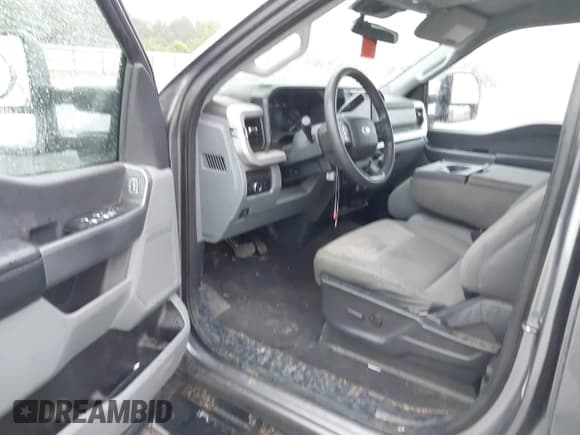 ✅ 2024 Ford F-250 XL • VIN: 1FT7W2BT2REE01002 • Lot: 43105733. Wystawiony na IAAI z przebiegiem 62 496 mil. Bezpłatny archiwum sprzedaży aukcyjnych z USA i szczegółowy raport historii pojazdu na DreamBid. Zdjęcie 21.