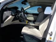 ✅ 2024 Audi Q8 e-tron Premium Plus • VIN: WA15AAGE2RB034558 • Lot: 56741665. Wystawiony na Copart z przebiegiem 642 mil. Bezpłatny archiwum sprzedaży aukcyjnych z USA i szczegółowy raport historii pojazdu na DreamBid. Zdjęcie 7.