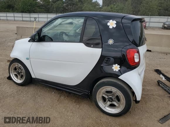 ✅ 2016 Smart fortwo Prime • VIN: WMEFJ5DA4GK054621 • Lot: 68703105. Wystawiony na Copart z przebiegiem 70 845 mil. Bezpłatny archiwum sprzedaży aukcyjnych z USA i szczegółowy raport historii pojazdu na DreamBid. Zdjęcie 2.