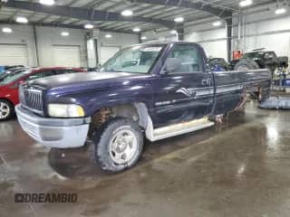 1998 Dodge 1500 z VIN 1B7HF16Z6WS569266, wystawiony jako Copart lot #63448135 z przebiegiem 198 338 mil mil oraz Szkoda całkowita • Salvage title. Historia ofert i sprzedaży dostępna na DreamBid. Obrazek 1.