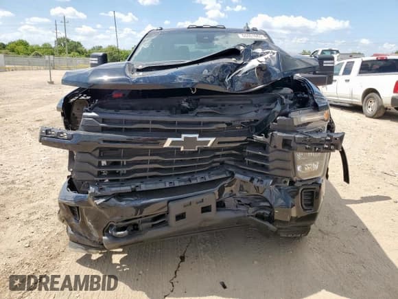 ✅ 2024 Chevrolet Silverado 2500HD Custom • VIN: 2GC4YME70R1267163 • Lot: 66001665. Wystawiony na Copart z przebiegiem 7 209 mil. Bezpłatny archiwum sprzedaży aukcyjnych z USA i szczegółowy raport historii pojazdu na DreamBid. Zdjęcie 5.