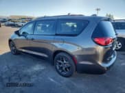✅ 2018 Chrysler Pacifica Touring L • VIN: 2C4RC1BG9JR157354 • Лот: 87260765. Опубликован ранее на Copart с пробегом 139 005 миль. Бесплатный доступ к архиву аукционных продаж из США и подробный отчёт об истории автомобиля на DreamBid. Изображение 2.