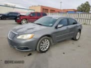 ✅ 2012 Chrysler 200 Touring • VIN: 1C3CCBBG8CN321709 • Lot: 92422885. Wystawiony na Copart z przebiegiem 121 562 mil. Bezpłatny archiwum sprzedaży aukcyjnych z USA i szczegółowy raport historii pojazdu na DreamBid. Zdjęcie 1.