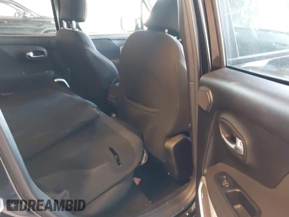 ✅ 2018 Jeep Renegade Latitude • VIN: ZACCJBBB4JPH07246 • Lot: 43451946. Wystawiony na IAAI z przebiegiem 105 667 mil. Bezpłatny archiwum sprzedaży aukcyjnych z USA i szczegółowy raport historii pojazdu na DreamBid. Zdjęcie 8.