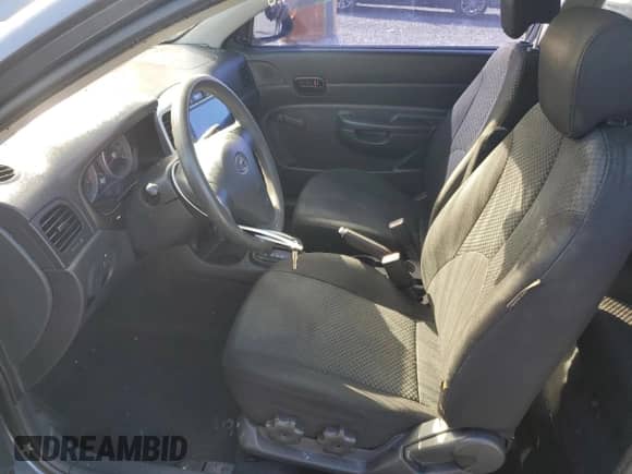 2008 Hyundai Accent GS z VIN KMHCM36C48U068659, wystawiony jako Copart lot #76048994 z przebiegiem 123 108 mil mil oraz Szkoda całkowita • Salvage title. Historia ofert i sprzedaży dostępna na DreamBid. Obrazek 7.