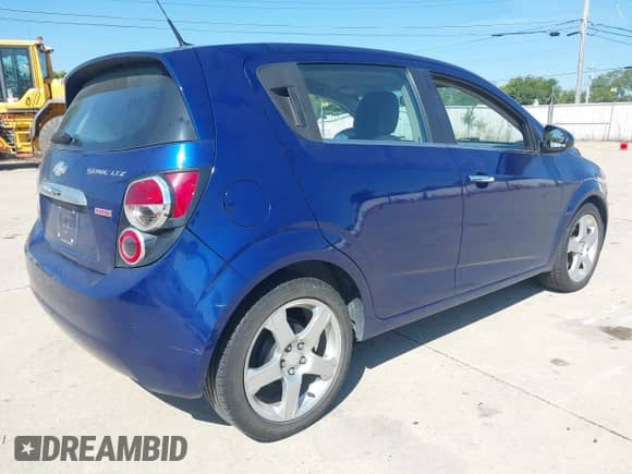 ✅ 2013 Chevrolet Sonic LTZ • VIN: 1G1JE6SB3D4208212 • Lot: 43093068. Wystawiony na IAAI z przebiegiem 151 735 mil mil. Skorzystaj z bezpłatnego archiwum sprzedaży aukcyjnych z USA i zobacz szczegółowy raport historii pojazdu na DreamBid. Zdjęcie 4.