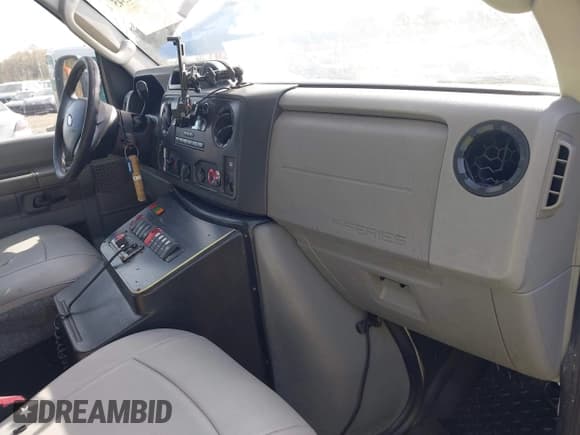 ✅ 2014 Ford Econoline Cargo Commercial • VIN: 1FDSS3EL2EDB14925 • Lot: 42091345. Wystawiony na IAAI z przebiegiem 191 903 mil. Bezpłatny archiwum sprzedaży aukcyjnych z USA i szczegółowy raport historii pojazdu na DreamBid. Zdjęcie 5.