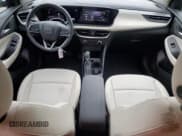 ✅ 2024 Buick Encore GX Preferred • VIN: KL4AMBSL6RB013374 • Lot: 53920035. Wystawiony na Copart z przebiegiem 16 988 mil. Bezpłatny archiwum sprzedaży aukcyjnych z USA i szczegółowy raport historii pojazdu na DreamBid. Zdjęcie 8.