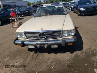 ✅ 1984 Mercedes-Benz 380 SL • VIN: WDBBA45AXEA014440 • Lot: 71004334. Wystawiony na Copart z przebiegiem Nie podano. Bezpłatny archiwum sprzedaży aukcyjnych z USA i szczegółowy raport historii pojazdu na DreamBid. Zdjęcie 5.