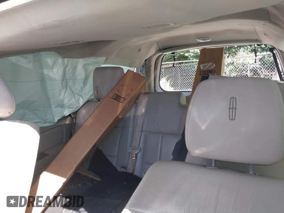 ✅ 2011 Lincoln Navigator • VIN: 5LMJJ2J58BEJ08176 • Lot: 40549281. Listed on IAAI with 115,745 mi. Free auction sales archive from the USA and detailed vehicle history report at DreamBid. Image 8.