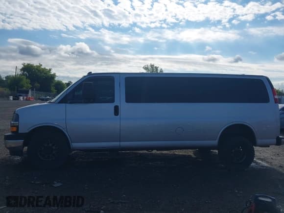 ✅ 2019 Chevrolet Express Passenger LT • VIN: 1GAZGPFGXK1228870 • Lot: 43057715. Wystawiony na IAAI z przebiegiem 89 246 mil. Bezpłatny archiwum sprzedaży aukcyjnych z USA i szczegółowy raport historii pojazdu na DreamBid. Zdjęcie 15.