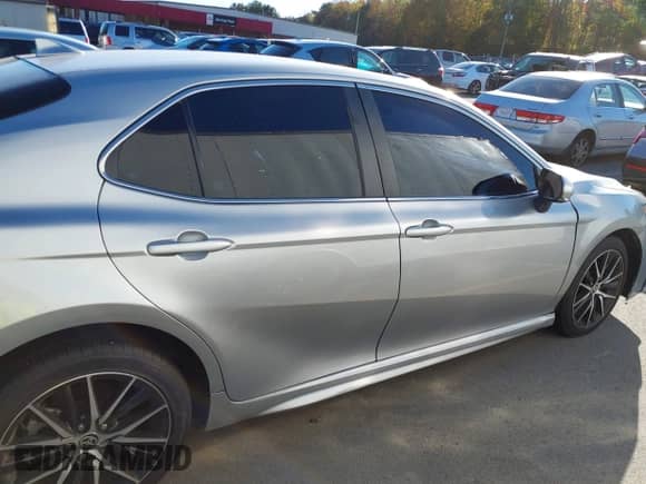 2022 Toyota Camry SE z VIN 4T1G11AKXNU712139, wystawiony jako IAAI lot #43506666 z przebiegiem 13 941 mil mil oraz . Historia ofert i sprzedaży dostępna na DreamBid. Obrazek 13.