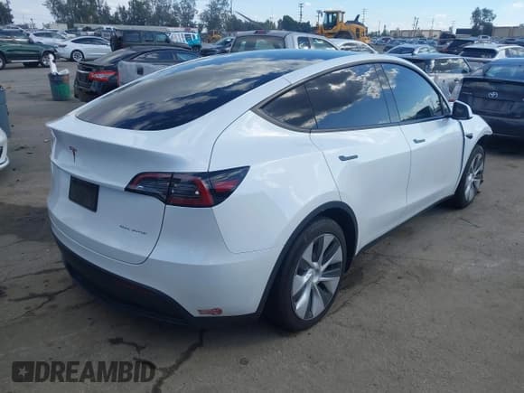✅ 2024 Tesla Model Y Long Range • VIN: 7SAYGDEE2RF063709 • Lot: 43747030. Wystawiony na IAAI z przebiegiem 47 592 mil. Bezpłatny archiwum sprzedaży aukcyjnych z USA i szczegółowy raport historii pojazdu na DreamBid. Zdjęcie 4.