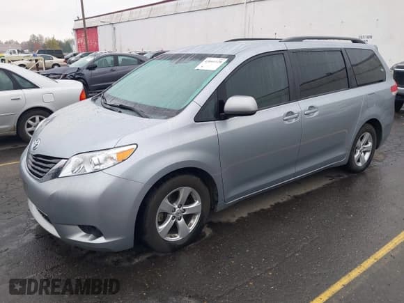 ✅ 2014 Toyota Sienna LE AAS • VIN: 5TDKK3DC5ES503410 • Лот: 43661128. Опубликован ранее на IAAI с пробегом 84 262 миль. Бесплатный доступ к архиву аукционных продаж из США и подробный отчёт об истории автомобиля на DreamBid. Изображение 2.