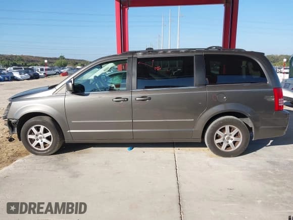 ✅ 2010 Chrysler Town & Country Touring • VIN: 2A4RR5D12AR226507 • Lot: 43780060. Listed on IAAI with 143,329 mi. Free auction sales archive from the USA and detailed vehicle history report at DreamBid. Image 15.
