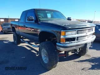 1997 Chevrolet Silverado 1500 z VIN 2GCEK19R9V1258410, wystawiony jako IAAI lot #43574247 z przebiegiem 145 219 mil mil oraz . Historia ofert i sprzedaży dostępna na DreamBid. Obrazek 1.