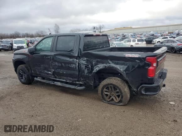 ✅ 2022 Chevrolet Silverado 1500 Custom Trail Boss • VIN: 1GCPYCEL1NZ235697 • Lot: 86829304. Wystawiony na Copart z przebiegiem 13 973 mil. Bezpłatny archiwum sprzedaży aukcyjnych z USA i szczegółowy raport historii pojazdu na DreamBid. Zdjęcie 2.