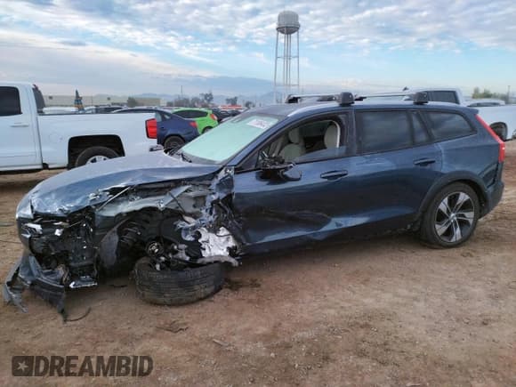 ✅ 2020 Volvo V60 • VIN: YV4102WK6L1034139 • Лот: 71106432. Опубликован ранее на Copart с пробегом Не указан. Бесплатный доступ к архиву аукционных продаж из США и подробный отчёт об истории автомобиля на DreamBid. Изображение 1.