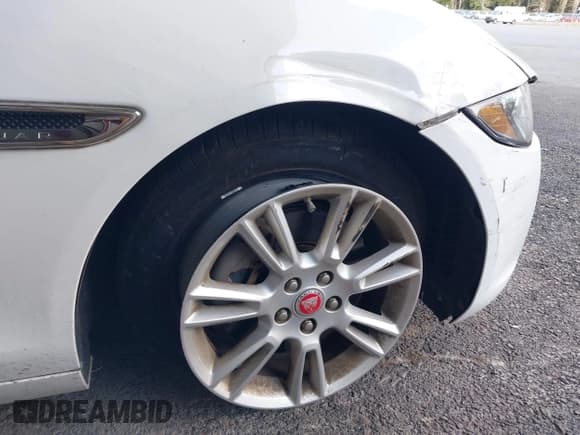 ✅ 2017 Jaguar XE • VIN: SAJAD4BNXHCP12116 • Lot: 43123799. Wystawiony na IAAI z przebiegiem 49 104 mil. Bezpłatny archiwum sprzedaży aukcyjnych z USA i szczegółowy raport historii pojazdu na DreamBid. Zdjęcie 6.