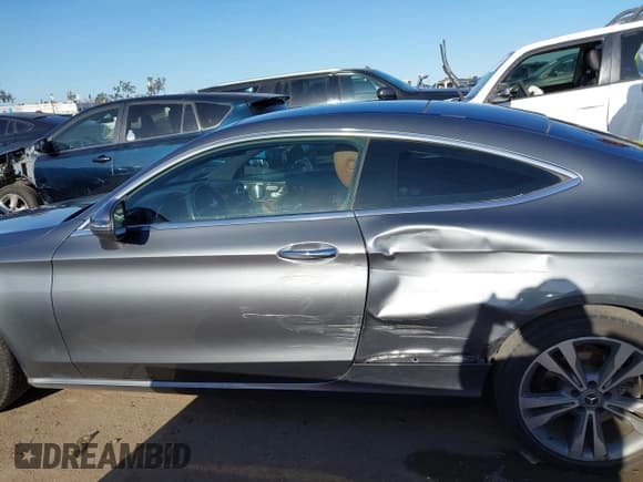 ✅ 2019 Mercedes-Benz C 300 • VIN: WDDWJ8DB8KF826229 • Lot: 41932314. Wystawiony na IAAI z przebiegiem 51 305 mil. Bezpłatny archiwum sprzedaży aukcyjnych z USA i szczegółowy raport historii pojazdu na DreamBid. Zdjęcie 15.