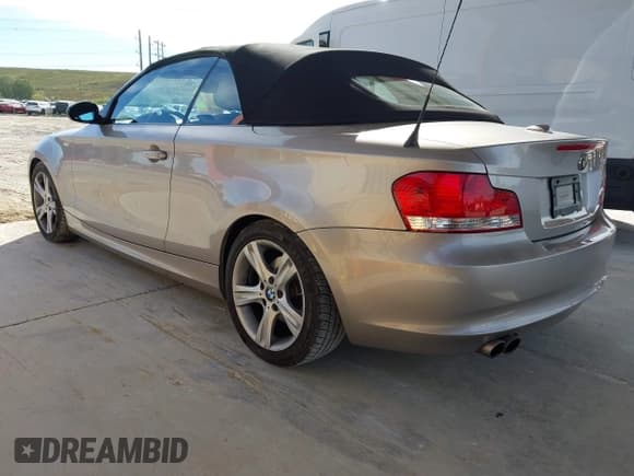 ✅ 2008 BMW 1 Series 128i • VIN: WBAUL73558VE88496 • Lot: 43654353. Wystawiony na IAAI z przebiegiem 79 169 mil. Bezpłatny archiwum sprzedaży aukcyjnych z USA i szczegółowy raport historii pojazdu na DreamBid. Zdjęcie 3.