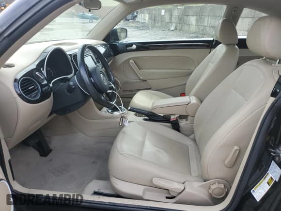 ✅ 2014 Volkswagen Beetle 2.5L • VIN: 3VWJP7AT5EM613525 • Lot: 71796745. Wystawiony na Copart z przebiegiem 130 325 mil. Bezpłatny archiwum sprzedaży aukcyjnych z USA i szczegółowy raport historii pojazdu na DreamBid. Zdjęcie 7.