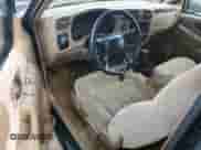 2002 Chevrolet Blazer LS z VIN 1GNCT18W52K187799, wystawiony jako Copart lot #73642634 z przebiegiem Nie podano mil oraz Szkoda całkowita • Salvage title. Historia ofert i sprzedaży dostępna na DreamBid. Obrazek 8.