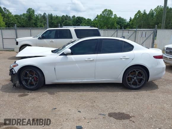 ✅ 2018 Alfa Romeo Giulia Ti Sport • VIN: ZARFAEEN8J7583814 • Лот: 42355186. Опубликован ранее на IAAI с пробегом Не указан. Бесплатный доступ к архиву аукционных продаж из США и подробный отчёт об истории автомобиля на DreamBid. Изображение 15.