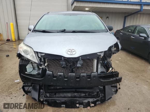 ✅ 2013 Toyota Sienna LE • VIN: 5TDKK3DC8DS291357 • Lot: 93316515. Wystawiony na Copart z przebiegiem 136 904 mil. Bezpłatny archiwum sprzedaży aukcyjnych z USA i szczegółowy raport historii pojazdu na DreamBid. Zdjęcie 5.
