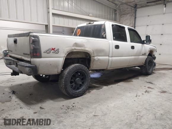 ✅ 2005 Chevrolet Silverado 2500HD LS • VIN: 1GCHK23275F823812 • Lot: 43520231. Wystawiony na IAAI z przebiegiem 227 443 mil. Bezpłatny archiwum sprzedaży aukcyjnych z USA i szczegółowy raport historii pojazdu na DreamBid. Zdjęcie 4.