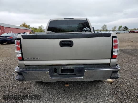 2005 GMC Sierra 1500 SLE with VIN 2GTEK19V751136724, listed as a Copart auction lot 71439045 with 281,062 mi miles and Salvage title. Bid and sale history available at DreamBid. Image 6.