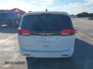✅ 2024 Chrysler Voyager LX • VIN: 2C4RC1CG5RR130016 • Lot: 43776730. Wystawiony na IAAI z przebiegiem 45 080 mil. Bezpłatny archiwum sprzedaży aukcyjnych z USA i szczegółowy raport historii pojazdu na DreamBid. Zdjęcie 16.